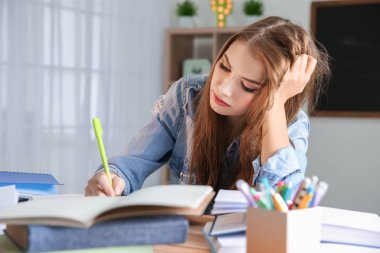 Kız öğrencinin sınavı masada kapalı için hazırlanıyor