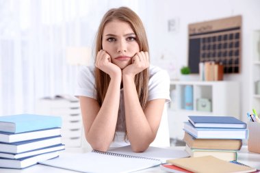 Kız öğrencinin sınavı masada kapalı için hazırlanıyor