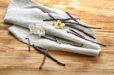 Vanilya çubukları ve kumaş çiçekler