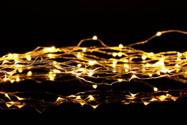 Koyu arka plan, closeup şenlikli Noel ışıkları