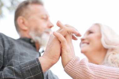 Açık havada elele mutlu olgun çift