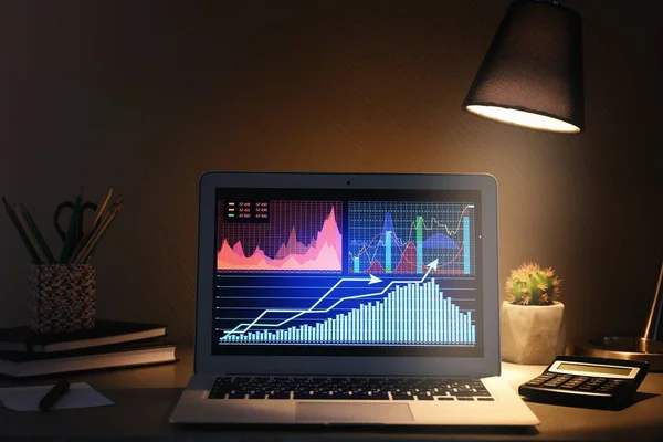 Laptop med data lager på bord inomhus — Stockfoto