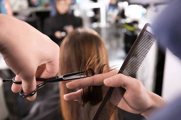 Coiffeur professionnel coupe les cheveux de la femme dans le salon, gros plan — Photo