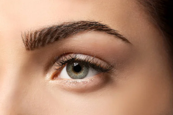 Ung kvinna med vackra ögonbryn, närbild — Stockfoto