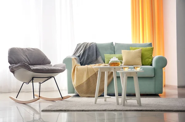 Интерьер гостиной с удобным диваном и мягкими подушками — стоковое фото