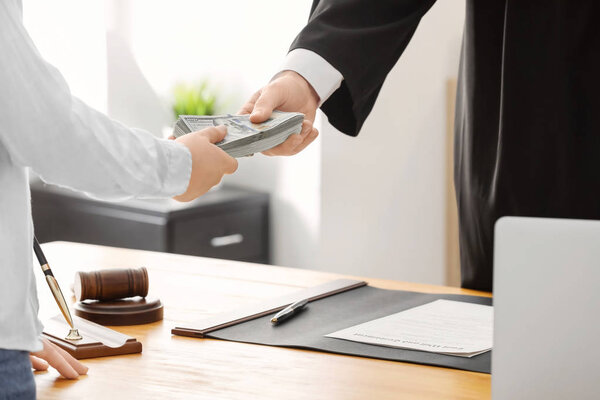 Судья берет взятку у женщины, крупным планом
