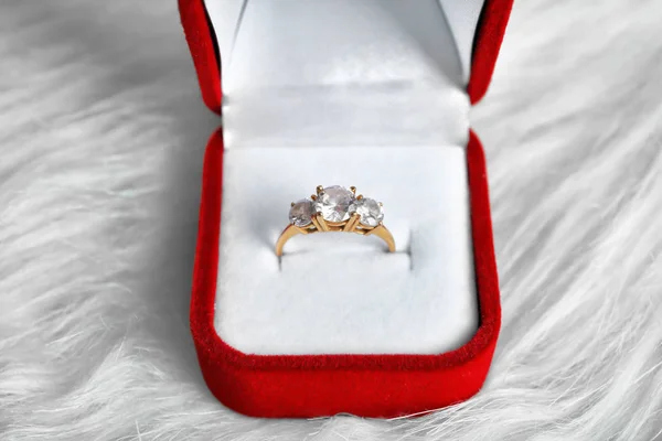 Beyaz kürk kutusunda güzel nişan yüzüğü — Stok fotoğraf