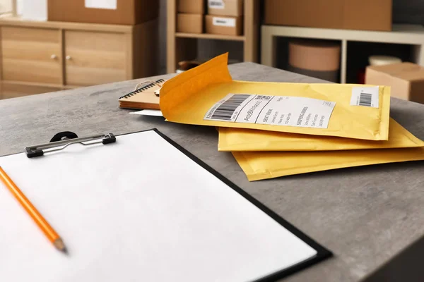 Percelen gereedmaken voor verzending naar klant op tafel — Stockfoto