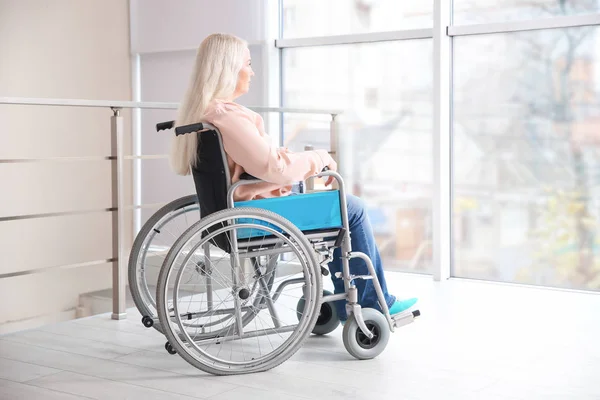 Mujer madura en silla de ruedas en interiores —  Fotos de Stock