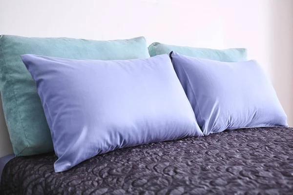부드러운 베개 실내와 편안한 침대 — 스톡 사진