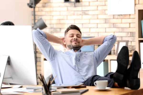 Przedsiębiorca młodych giełdzie odpoczynku w biurze — Zdjęcie stockowe