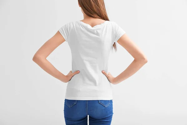 Νεαρή γυναίκα σε t-shirt σε άσπρο φόντο. Κοροϊδεύω για σχεδίαση — Φωτογραφία Αρχείου