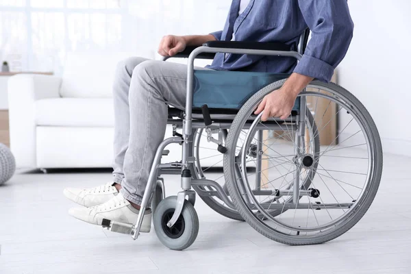 Man i rullstol inomhus — Stockfoto