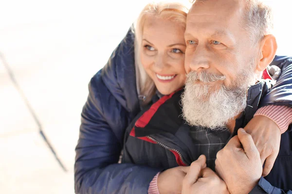 Feliz casal maduro ao ar livre — Fotografia de Stock