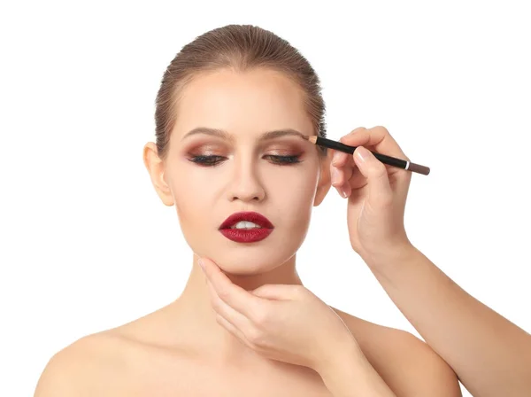 Visage konstnären tillämpa makeup på ansikte — Stockfoto