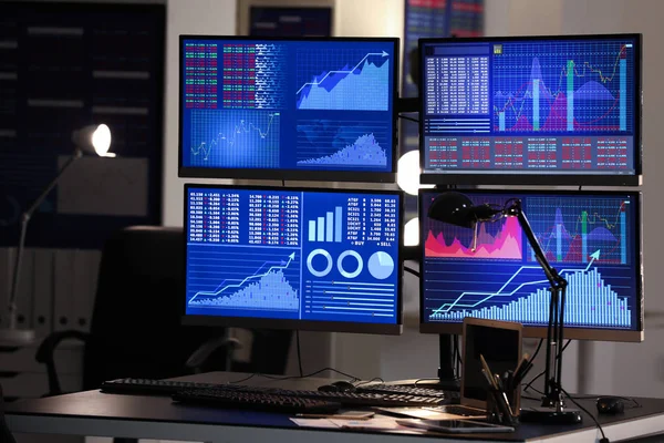 El lugar de trabajo del operador de bolsa con computadoras — Foto de Stock