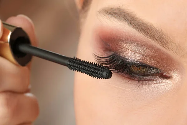 Vrouw toepassing van make-up, close-up. Werk van de kunstenaar professionele visage — Stockfoto