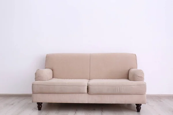 Wohnzimmereinrichtung mit bequemer Couch — Stockfoto