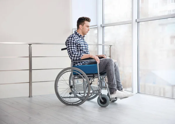 Jeune homme en fauteuil roulant à l'intérieur — Photo