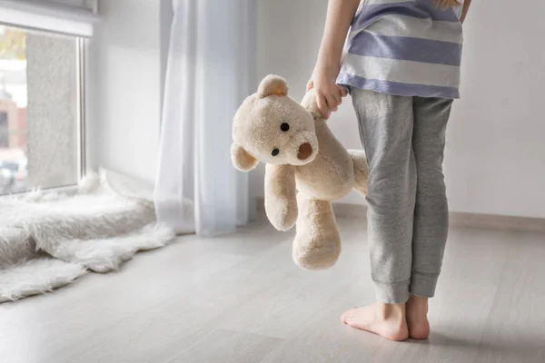 Little girl with teddy bear  near window. Autism concept — Stock Photo, Image