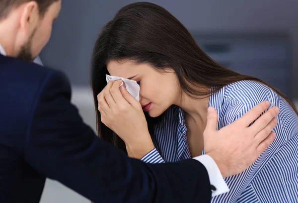 Ung kvinna att ha möte med psykolog inomhus — Stockfoto