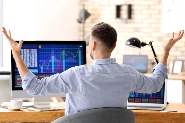 Bolsa de valores comerciante trabajando —  Fotos de Stock