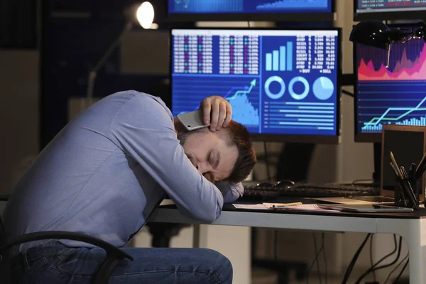 Comerciante de bolsa cansado durmiendo en la oficina — Foto de Stock