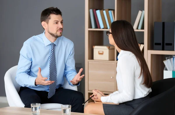 Psychologist with patient in office — Stock Photo, Image