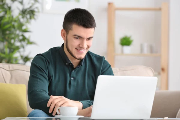 Anak Muda Menggunakan Laptop Modern Di Rumah — Stok Foto