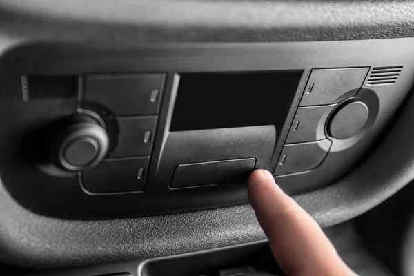 Man slå på luftkonditioneringen i bilen, närbild — Stockfoto