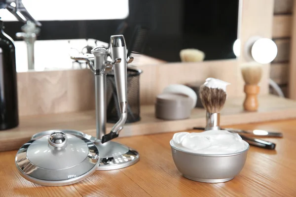 Juego de peluquería profesional para hombres en la mesa en el salón — Foto de Stock