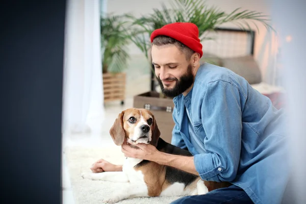Yakışıklı genç hipster köpek vasıl ev ile — Stok fotoğraf