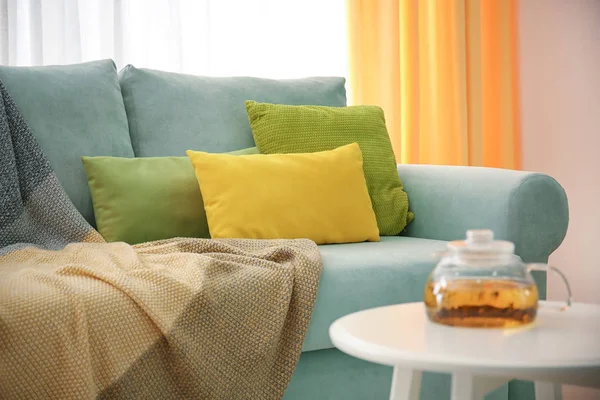 Vardagsrum inredning med bekväma soffan och mjuka kuddar — Stockfoto