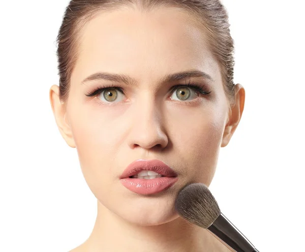 Kvinna tillämpa makeup på vit bakgrund. Professionell visage konstnär arbete — Stockfoto