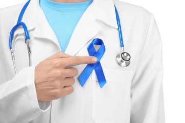 Mavi kurdele beyaz arka planda, closeup doktorla. Prostat Kanseri Bilinçlendirme