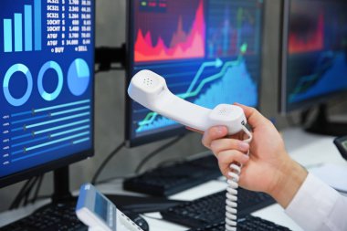 Telefon ahizesi ofiste tutan erkek stok tüccar