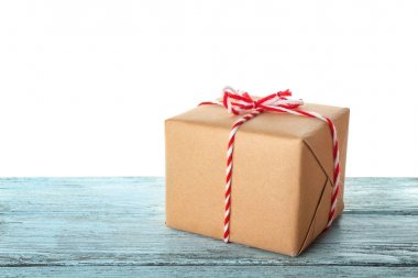 Parsel hediye kutusu beyaz arka plan karşı ahşap tablo