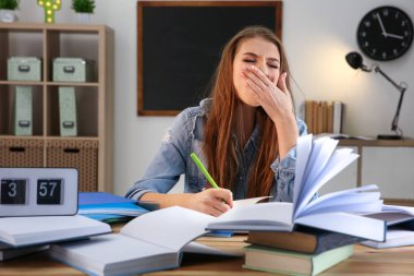 Uykulu öğrenci masada kapalı sınav hazırlama