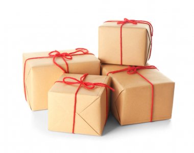 Beyaz arka plan üzerinde parsel hediye kutuları