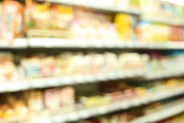 Farklı bebek maması süpermarkette, bulanık görünüm çeşitli