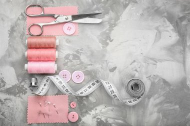 Renkli konu ve gri arka plan üzerinde dikiş aksesuarları