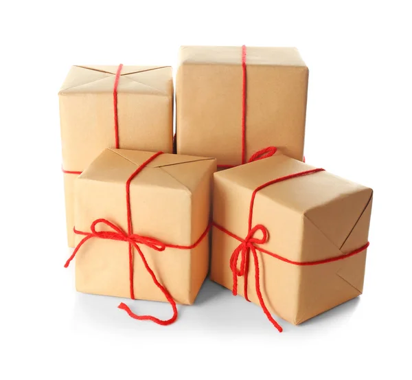 Caixas de presente de pacote no fundo branco — Fotografia de Stock