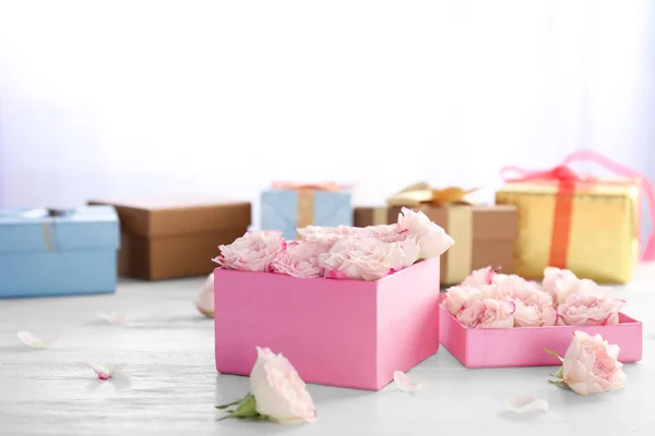 Caja de regalo con flores en mesa de madera —  Fotos de Stock