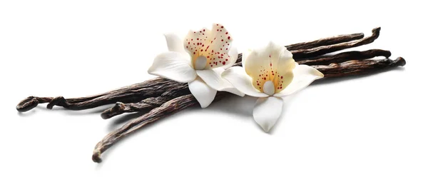 Palitos de vainilla y flores sobre fondo blanco — Foto de Stock