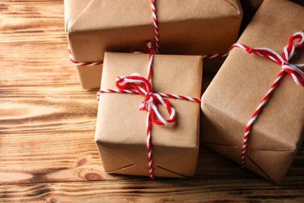 Caixas de presente de pacote em fundo de madeira — Fotografia de Stock