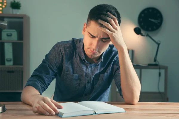 Estudiante masculino preparándose para el examen en la mesa en interiores — Foto de Stock