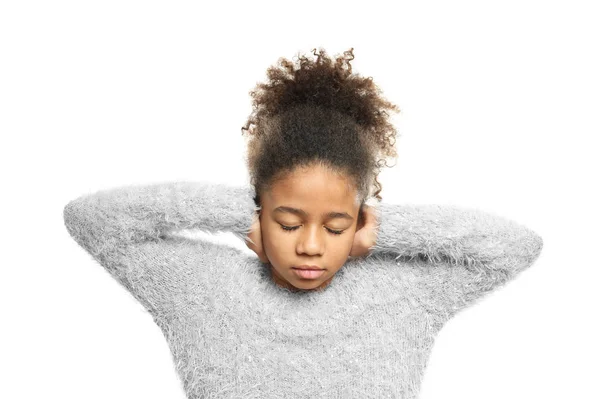Uma rapariga afro-americana a tapar os ouvidos com um fundo branco. Problema auditivo — Fotografia de Stock