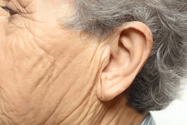 Äldre kvinna, närbild av örat. Hörselskada — Stockfoto