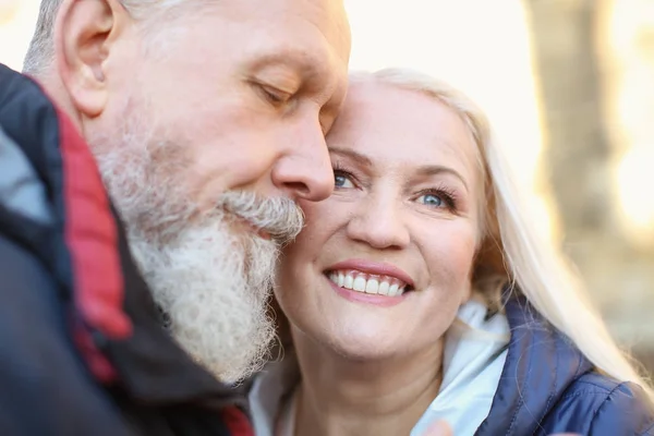 Porträtt av glad äldre par utomhus, närbild — Stockfoto