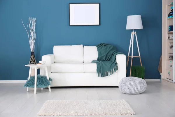 Intérieur de la chambre moderne avec canapé confortable et tapis moelleux — Photo